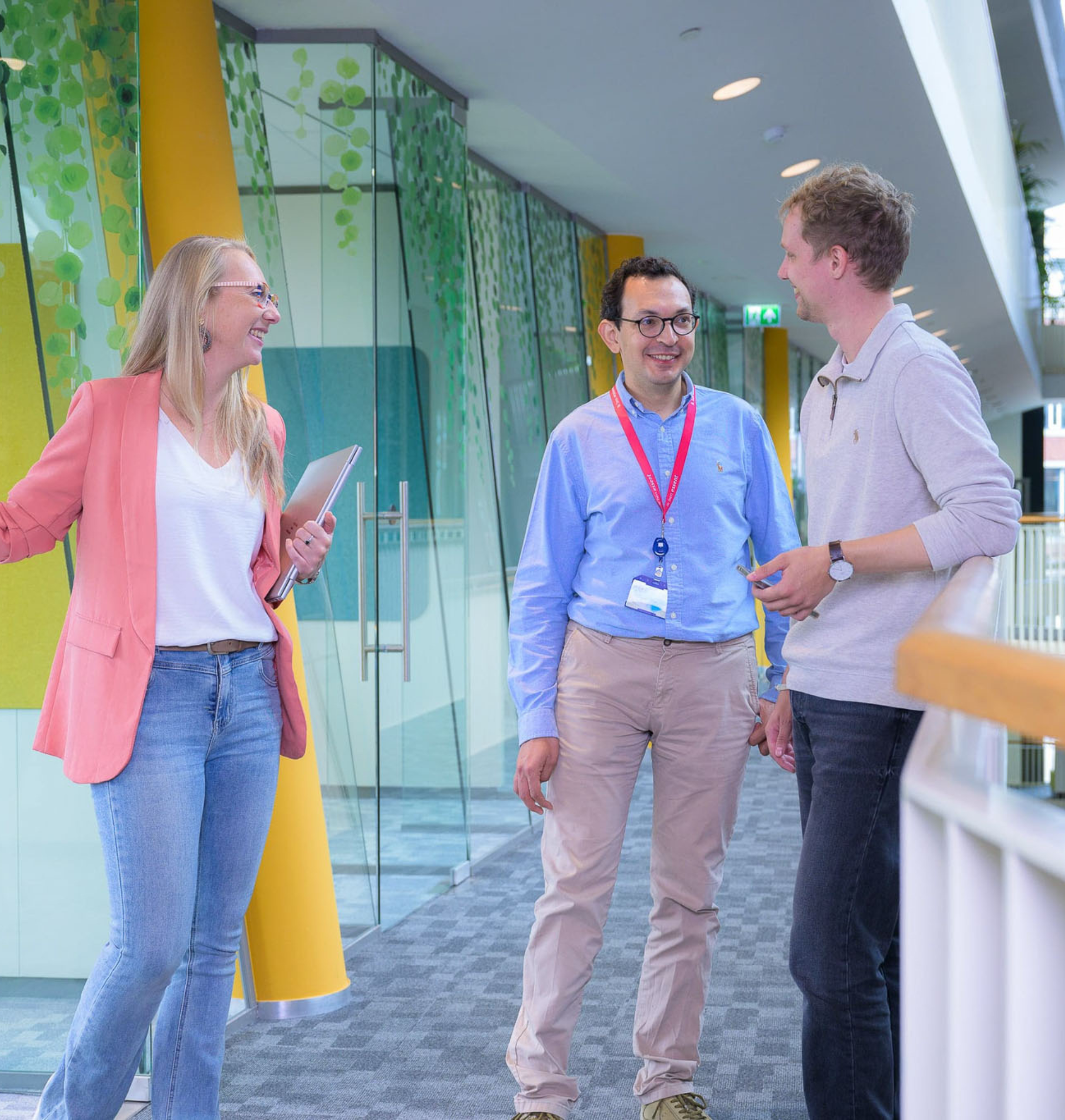 Drie mensen staand op een gang in het kantoor van Essent