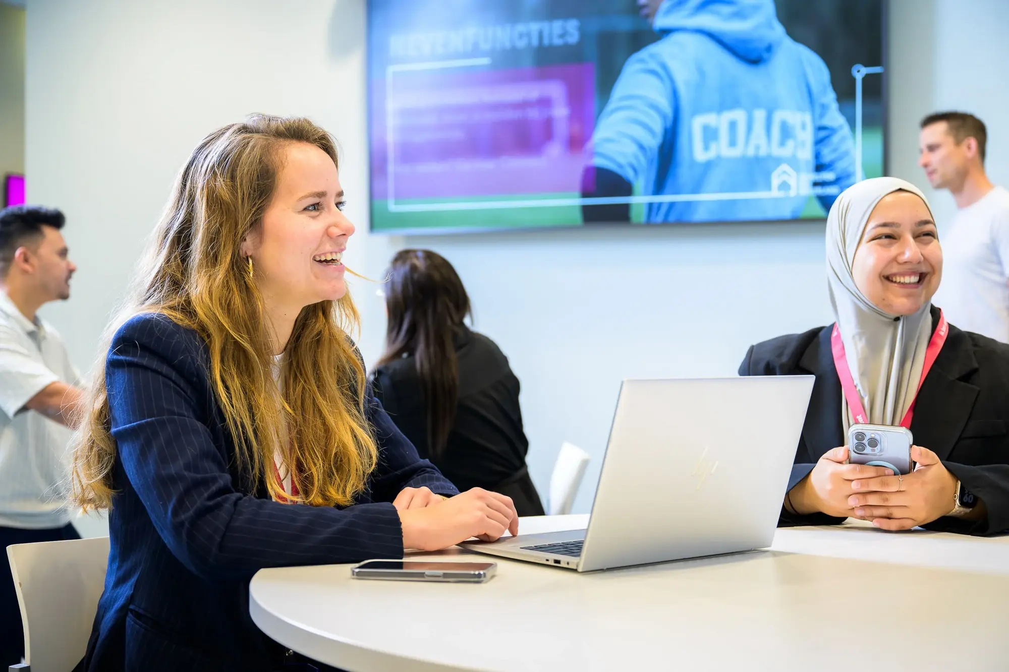 twee collega's van Essent zittend aan een tafel