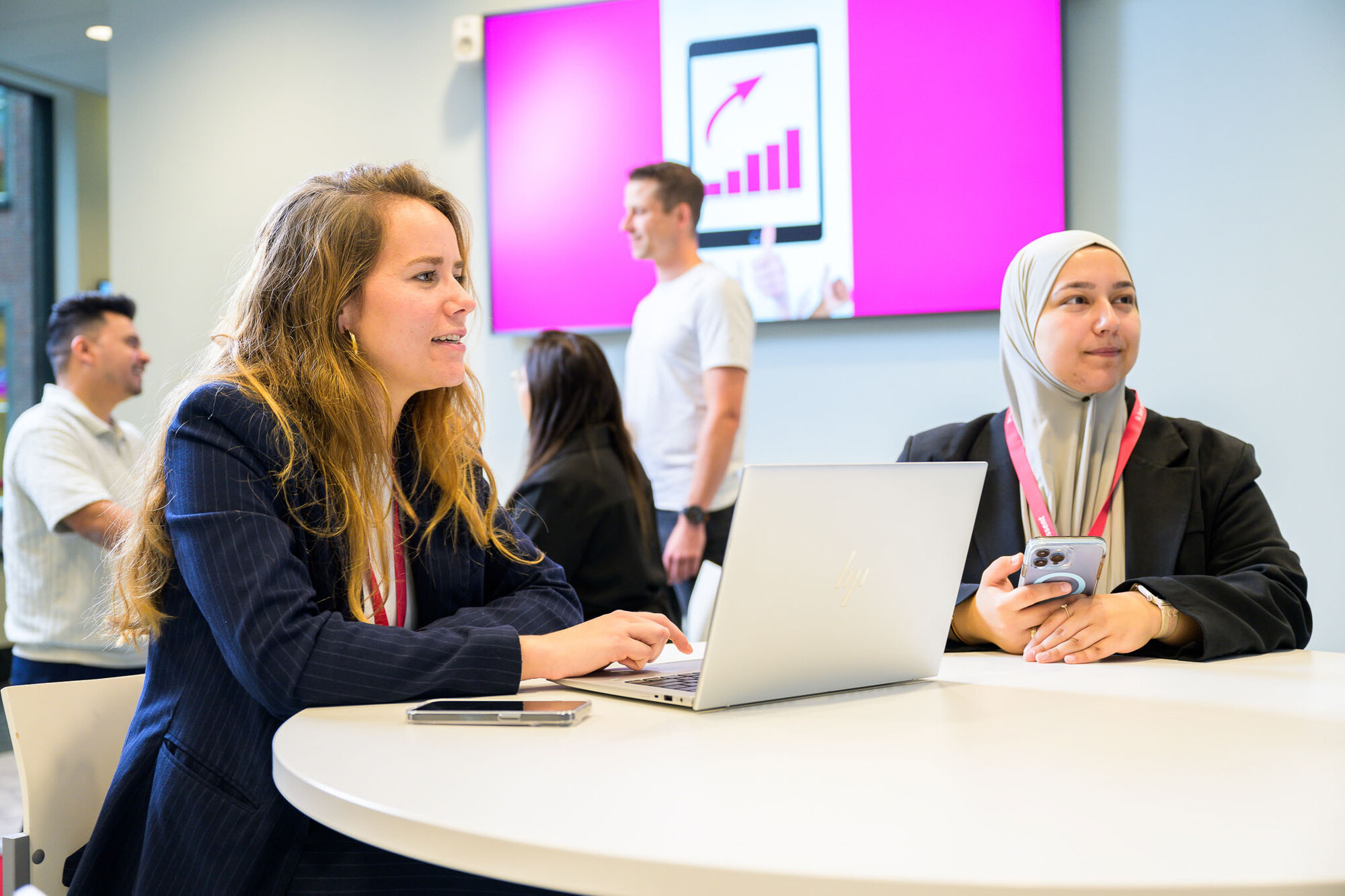 medewerkers van Essent zittend aan een tafel