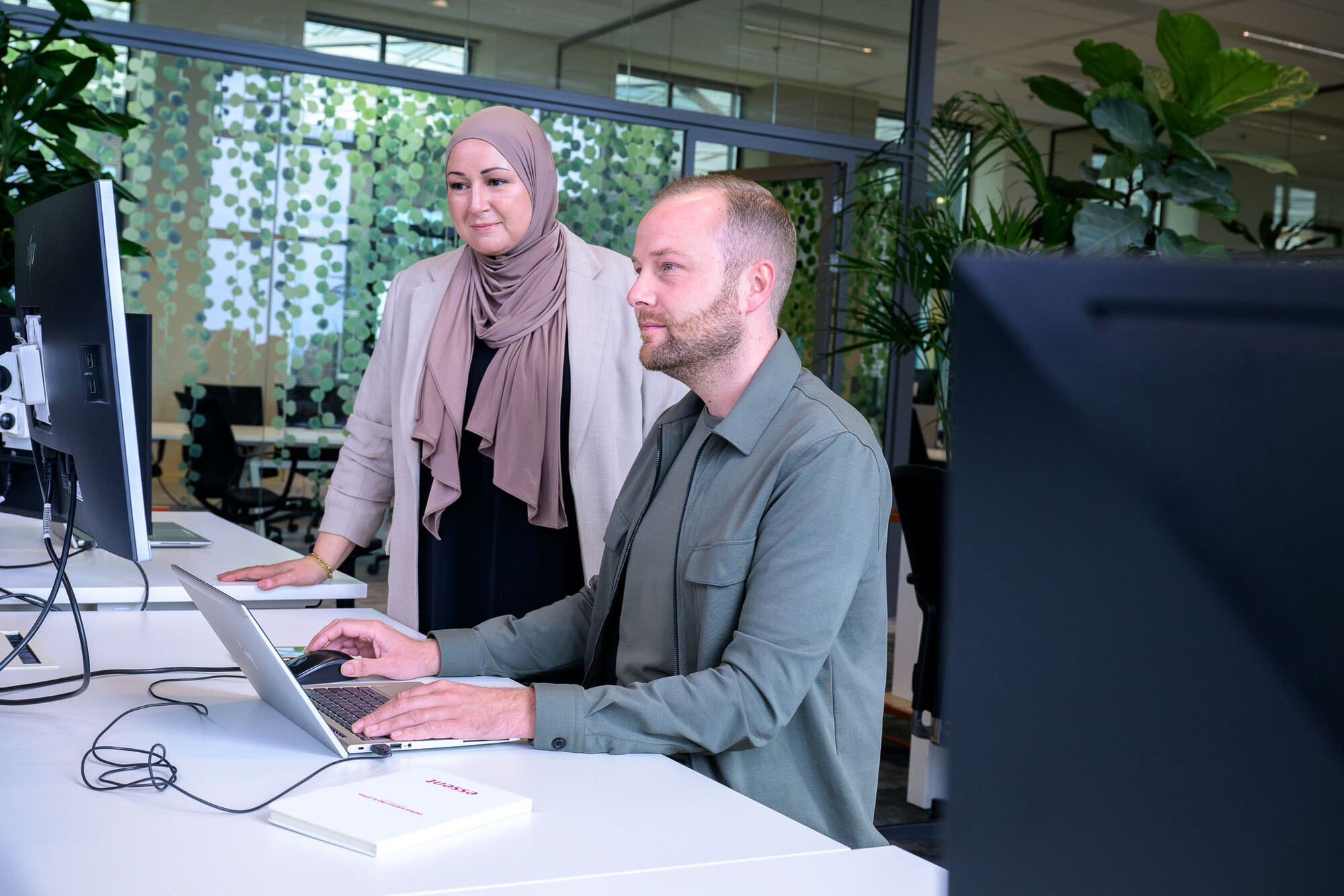 medewerkers van Essent zittend aan een bureau