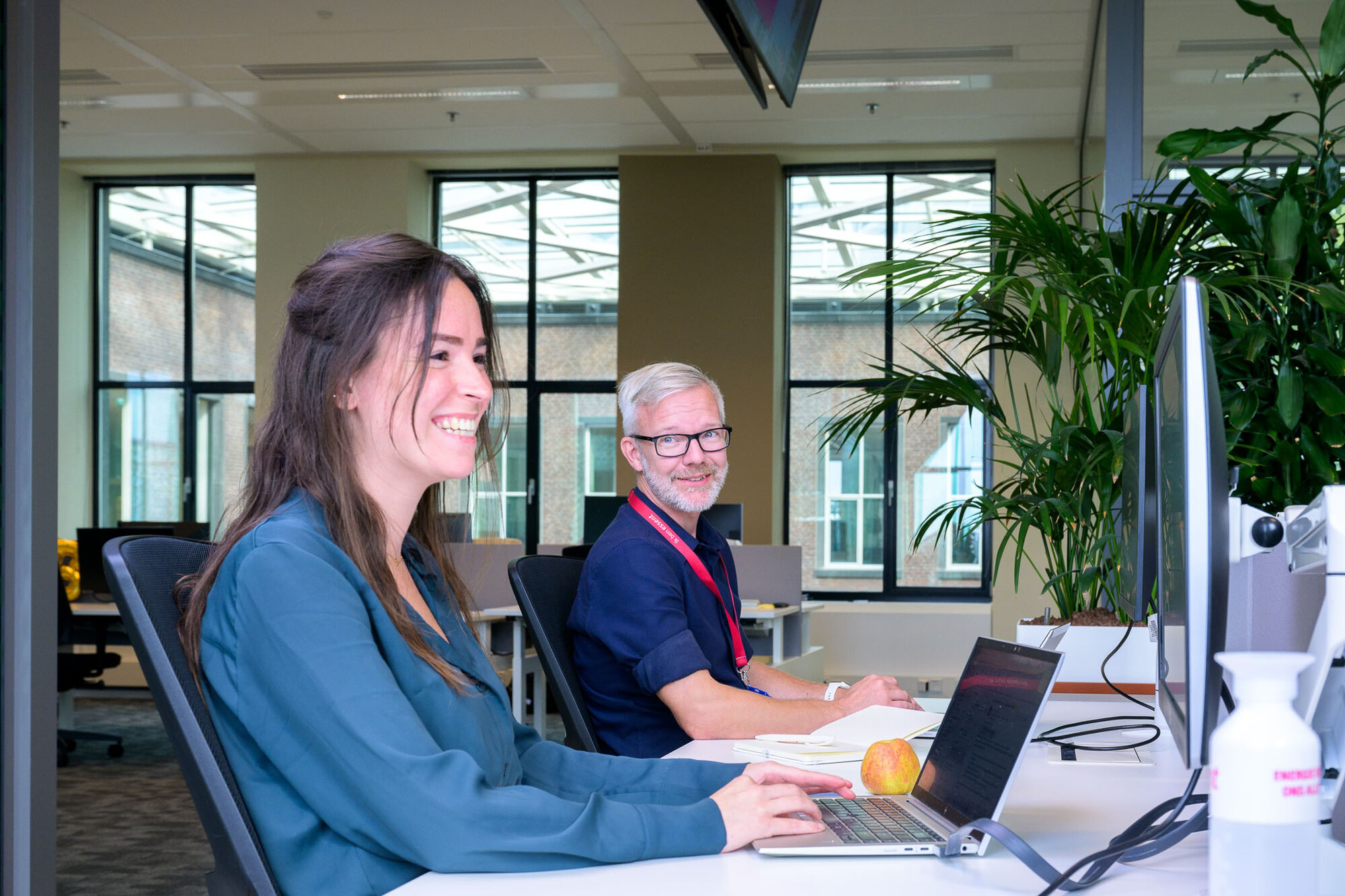 Twee medewerkers van Essent op een werkplek