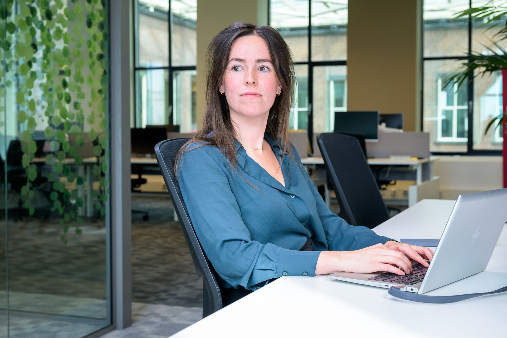 Essent collega achter haar bureau met laptop