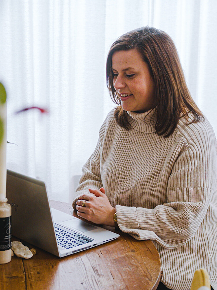 Medewerker van Essent werkend vanuit huis