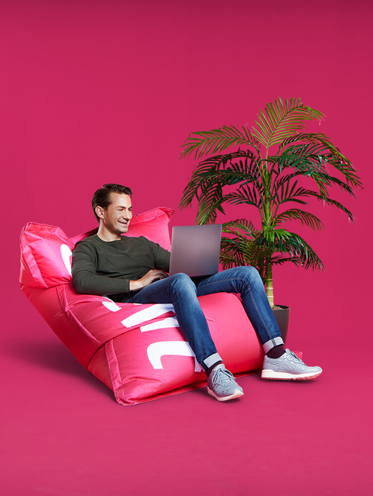 Collega in magenta beanbag