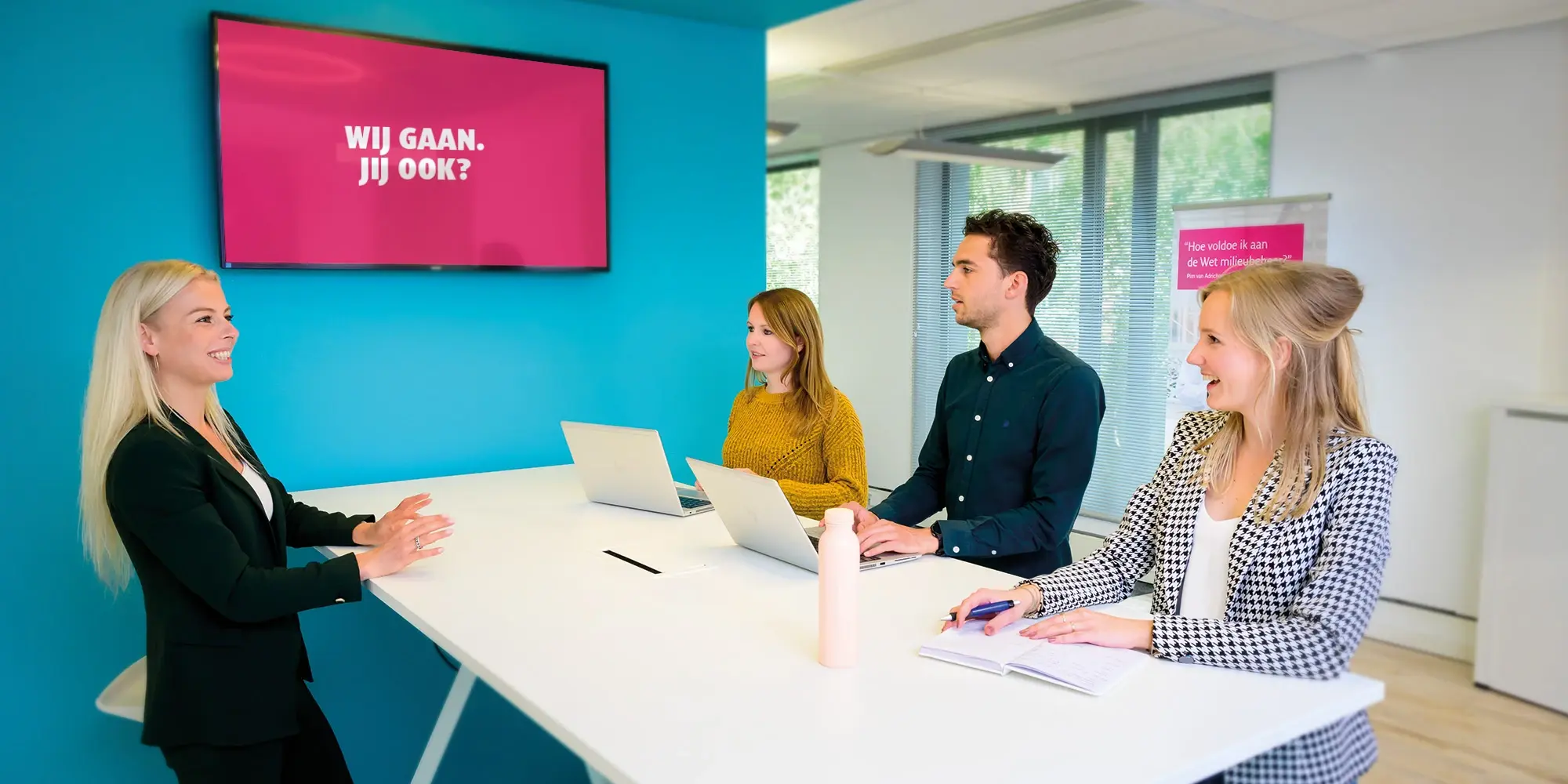 Vier mensen in een vergadering