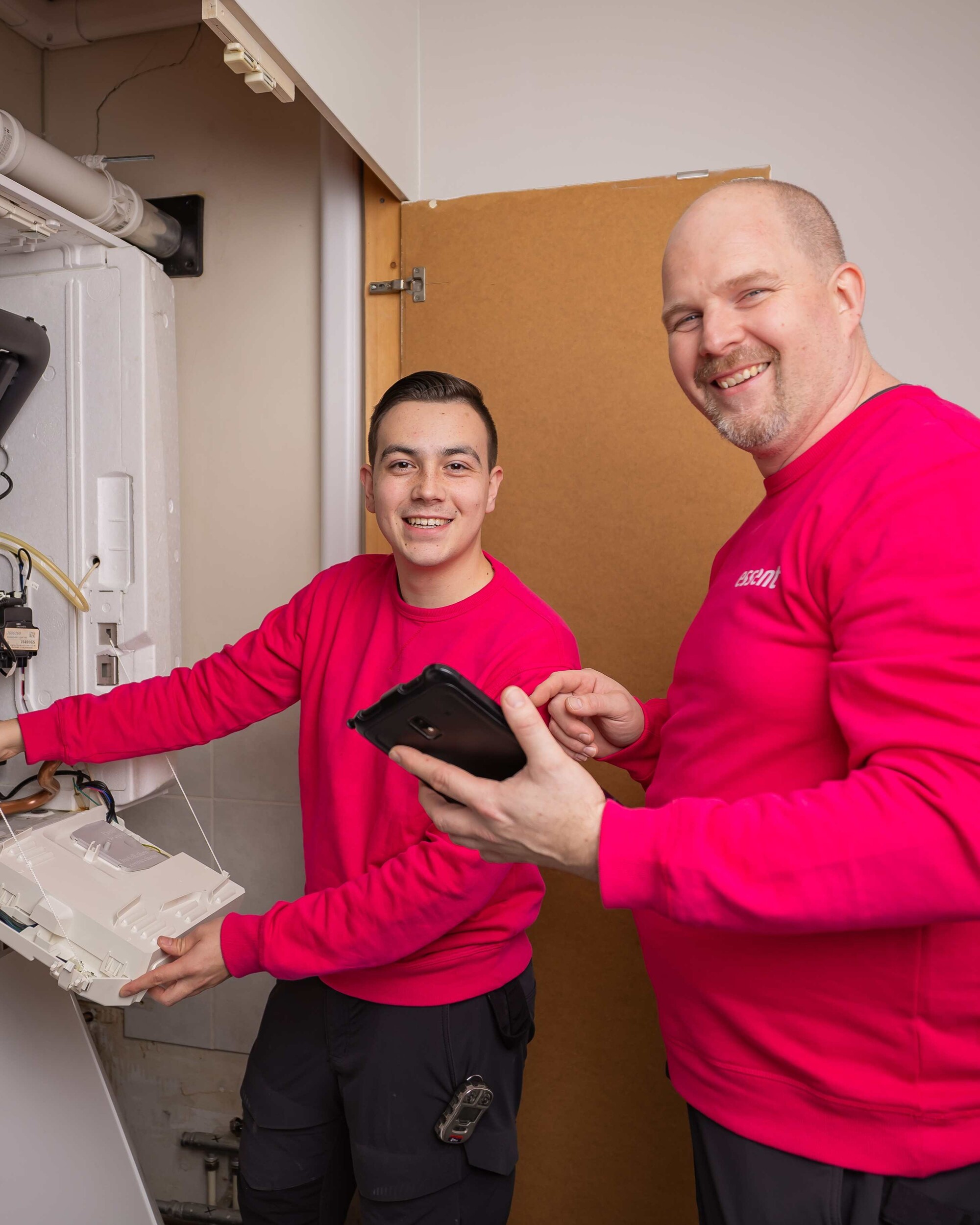 Twee monteurs waarvan één in opleiding tot monteur