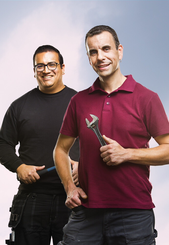 Twee monteurs met gereedschap in de handen