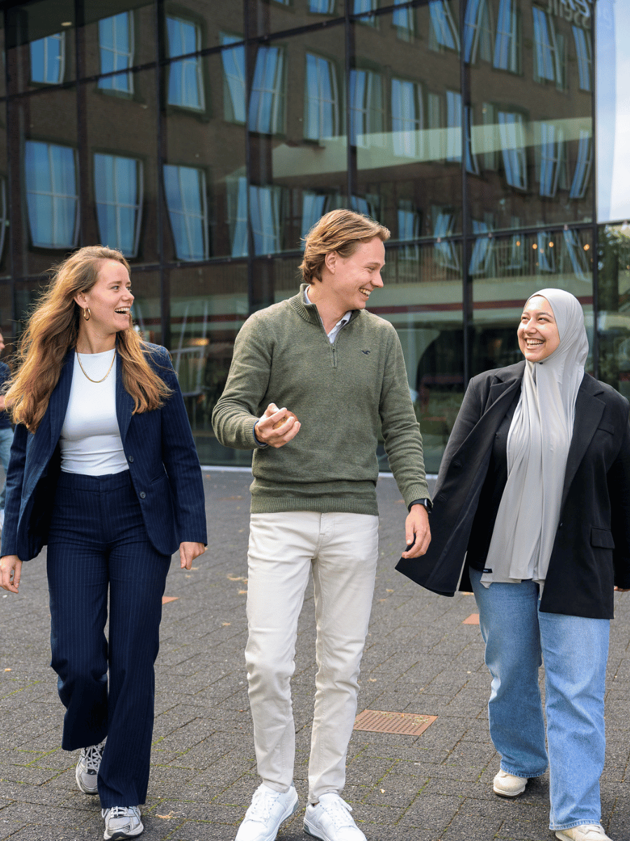 Drie trainees buiten het kantoor aan het wandelen