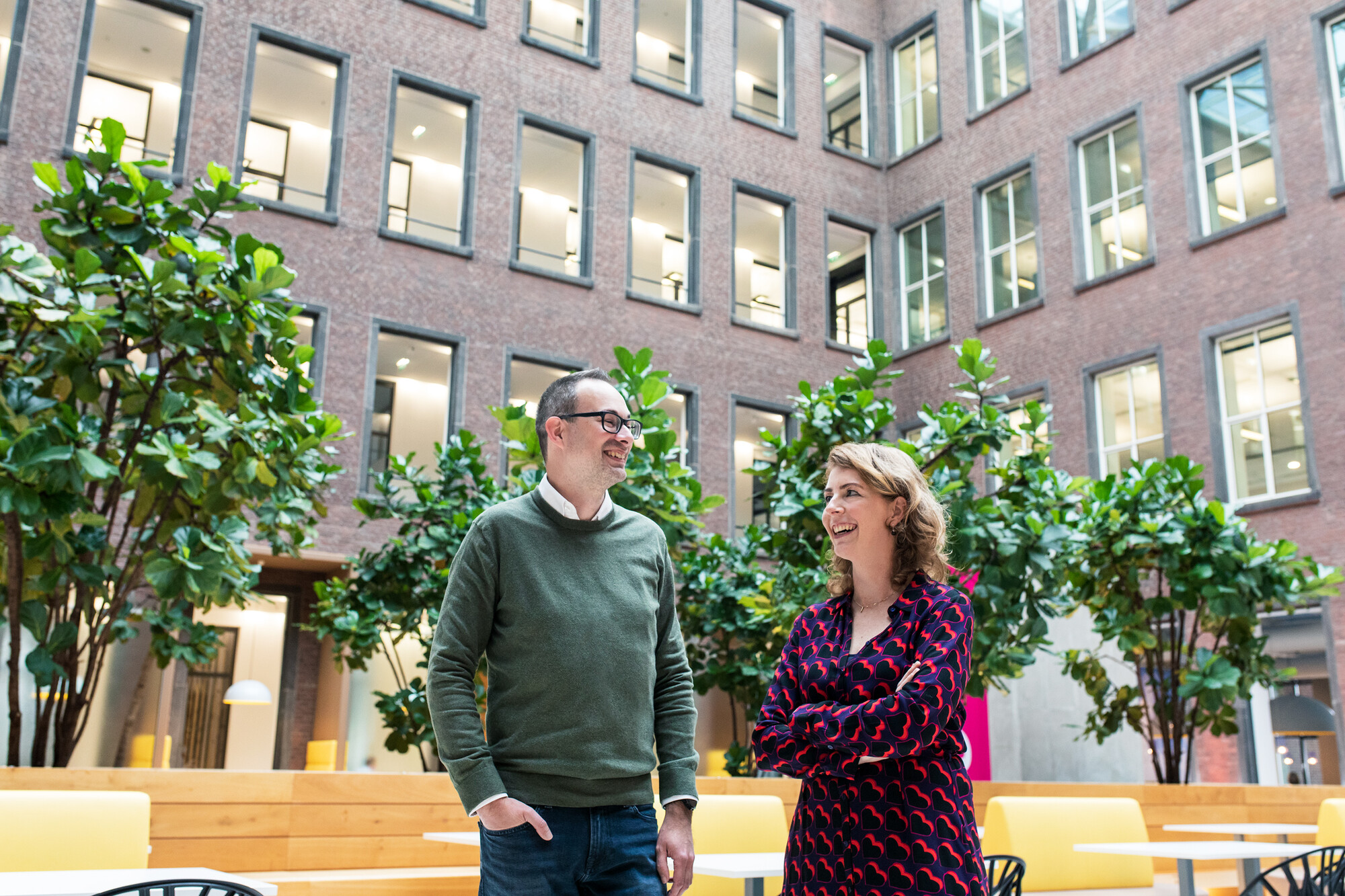 Jeroen en Susanne lachend in het atrium