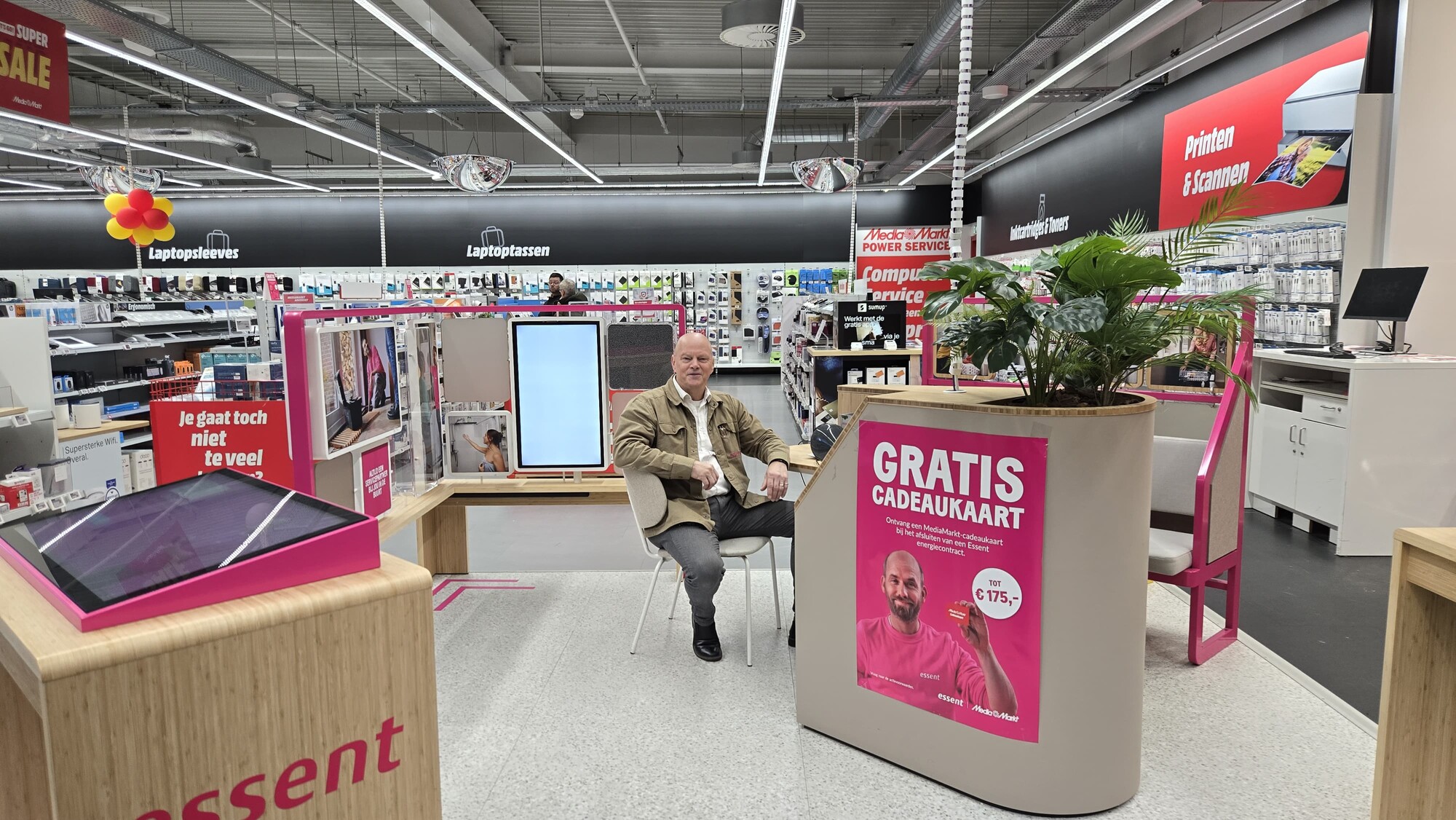 Man aan tafel in de shop-in-shop gelegen in de Media Markt
