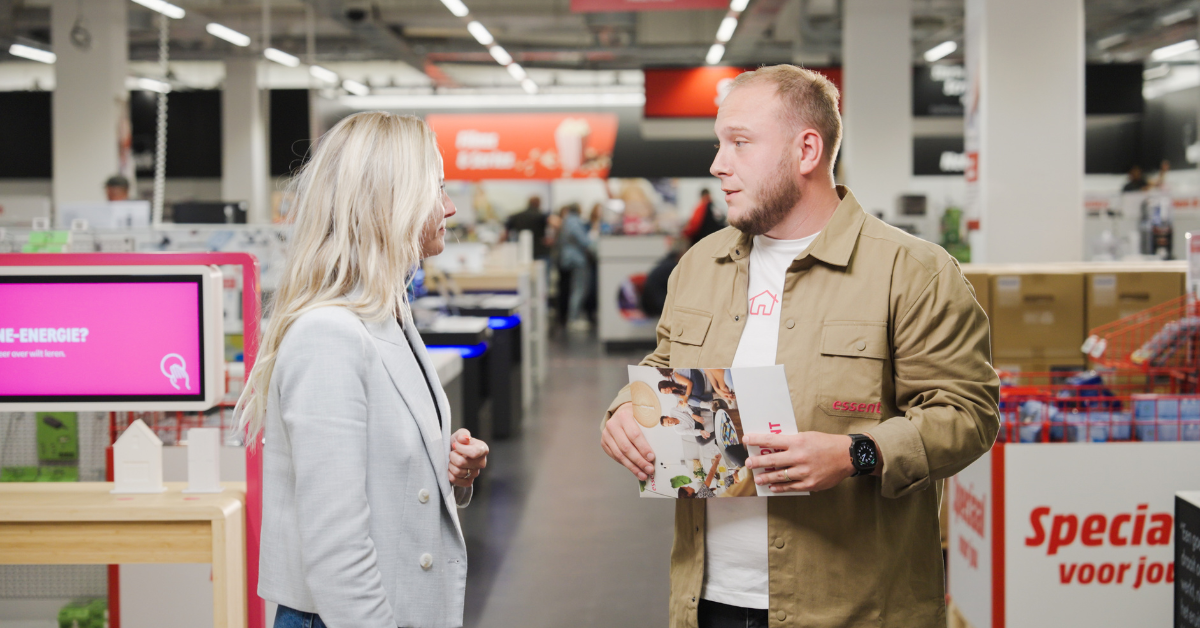 Verkoopadviseur geeft advies aan klant