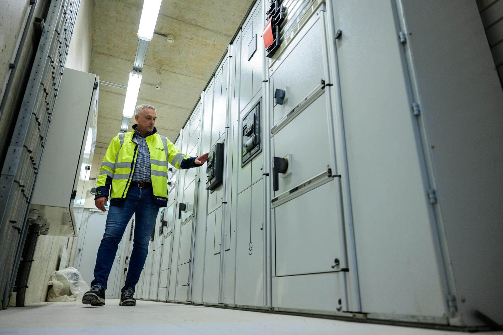 Collega Patrick aan het werk bij technische installatie