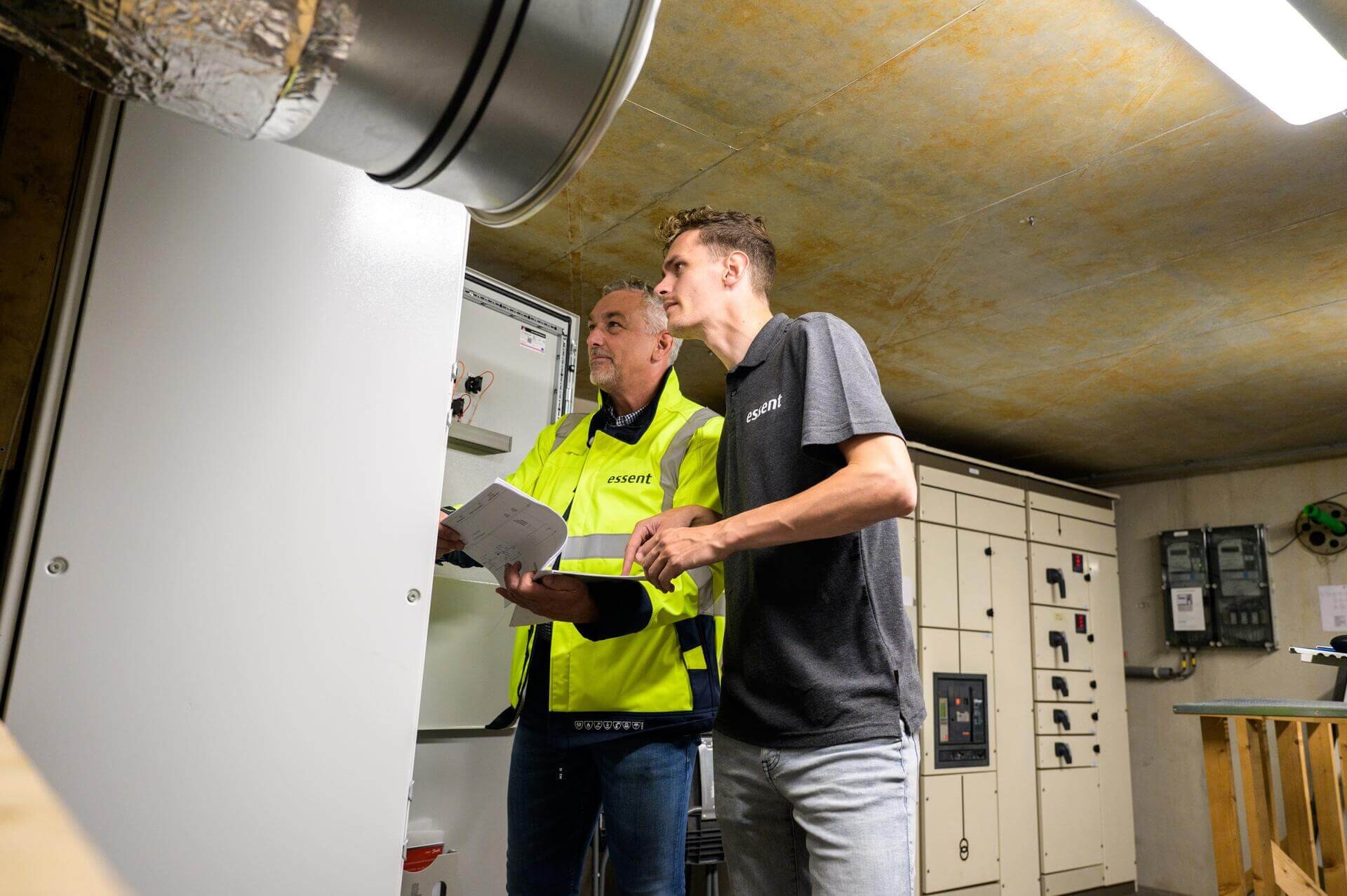 Twee Essent collega's checken het warmte- koude systeem