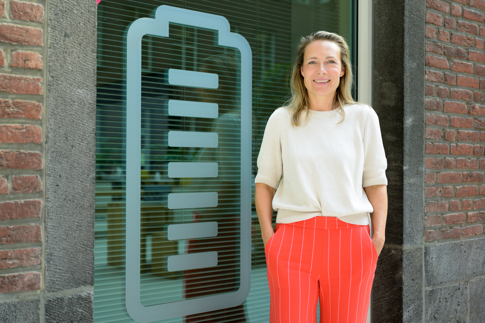 Essent collega staand naast batterij