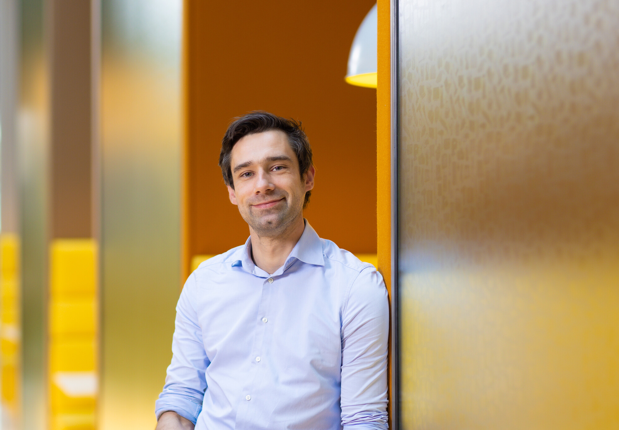 Man met oranje achtergrond