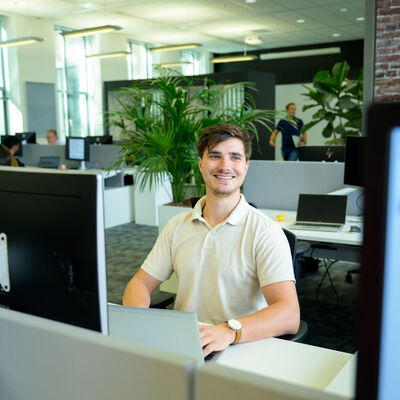 Design Engineer achter laptop en schermen 