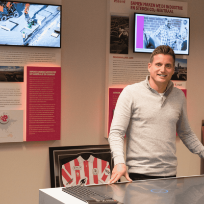 Collega Auke staand voor interactieve tafel