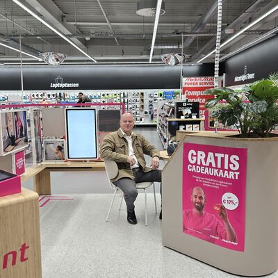 Man aan tafel in de shop-in-shop gelegen in de Media Markt