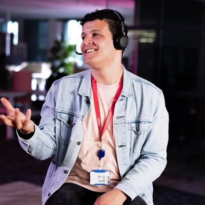 Klantadviseur Jesse met Headset in gesprek met klant