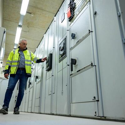 Collega Patrick aan het werk bij technische installatie