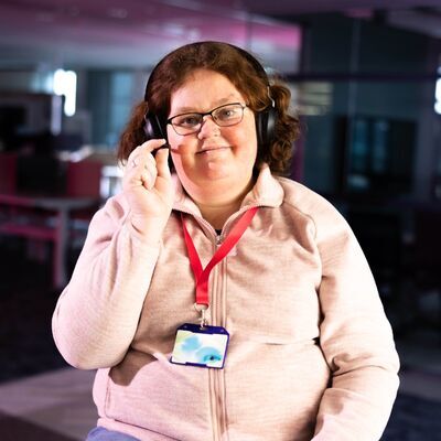 Klantadviseur Sophie met headset op