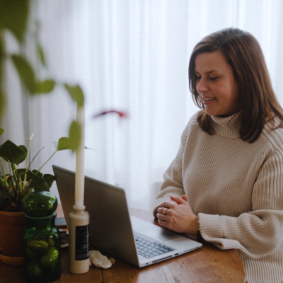 Collega werkt thuis achter laptop