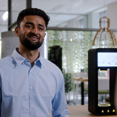 Gautham glimlachend in de camera