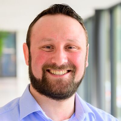 Man met baard lacht in de camera