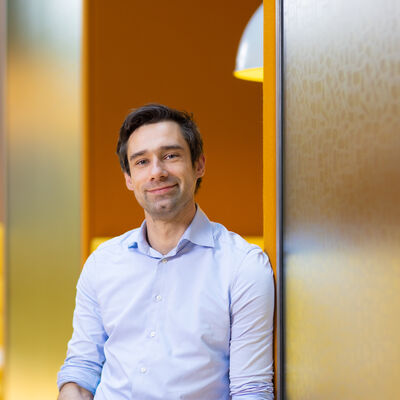 Man met oranje achtergrond